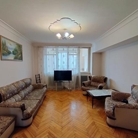 Large Apt Near Republic Square Lägenhet Jerevan Exteriör bild