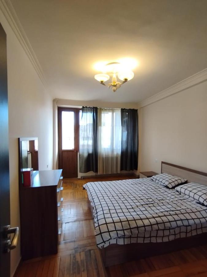 Large Apt Near Republic Square Lägenhet Jerevan Exteriör bild