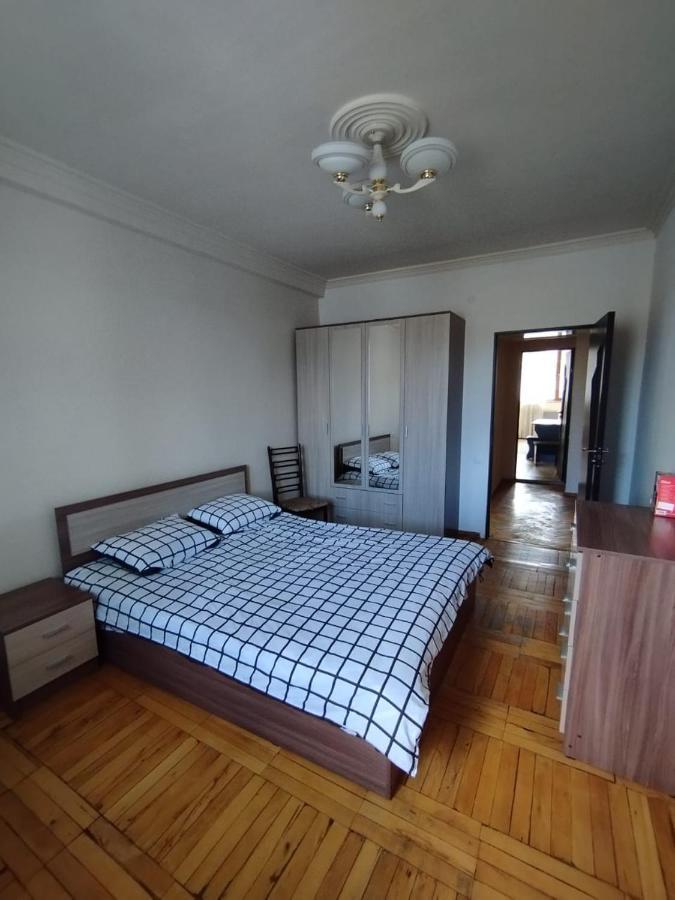 Large Apt Near Republic Square Lägenhet Jerevan Exteriör bild